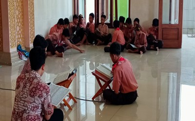 Siswa SMPN 1 Papar Semarakkan Ramadan dengan Tadarus Bersama dan Sholat Dhuha